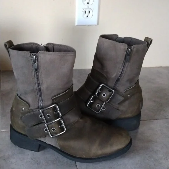 UGG Boots - Picture 1 of 10